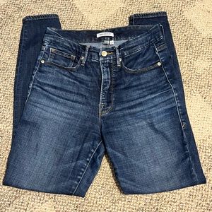 Good American dark wash skinny high waisted jeans. Size 6/28.
